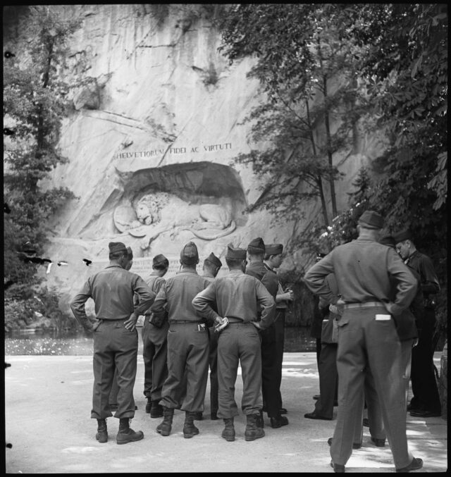 R543: Soldaten betrachten Löwendenkmal