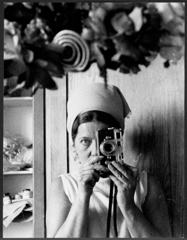 Lisa Meyerlist (Selbstportrait mit Kamera)