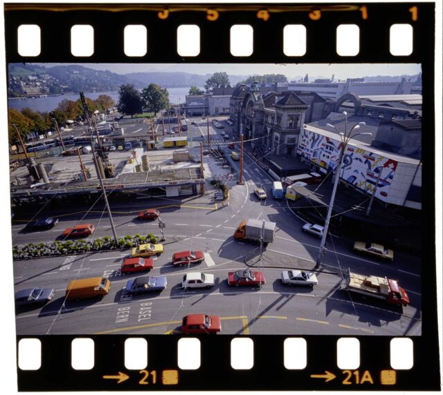 1324) Luzern: Bahnhofplatz (Busse) und Bahnhof innen (Kiosk), Luzern Schifflände, Seebrücke und Verkehrsführung vor dem Bahnhof (Auftrag Hochbauamt Luzern, Ausschuss)