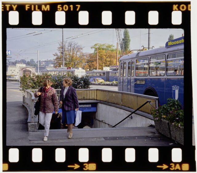 1324) Luzern: Bahnhofplatz (Busse) und Bahnhof innen (Kiosk), Luzern Schifflände, Seebrücke und Verkehrsführung vor dem Bahnhof (Auftrag Hochbauamt Luzern, Ausschuss)