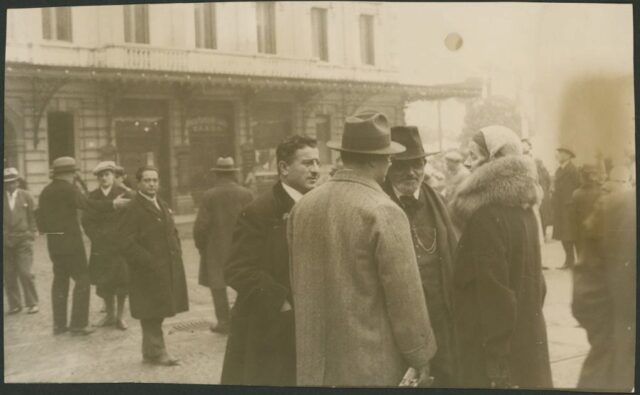 Persone in piazza in occasione del processo Bassanesi