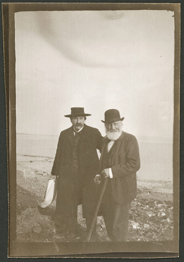 William et Guillaume Ritter au bord d'un lac [Neuchâtel ?]