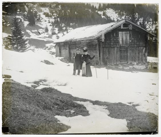 Ein Paar mit Wanderausrüstung