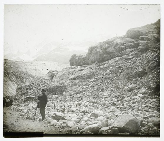 Ein Bergsteige vor einem Gletscher, Ort unbekannt