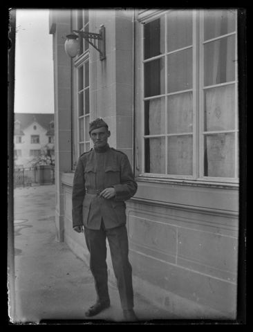 Ein junger Soldat in Uniform