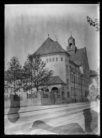 Ein grösseres städtisches Haus mit Zeiturm, Ort unbekannt