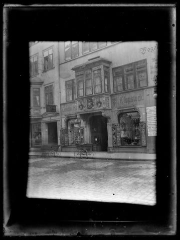 Geschäftshaus mit Ornamenten an der Fassade; München