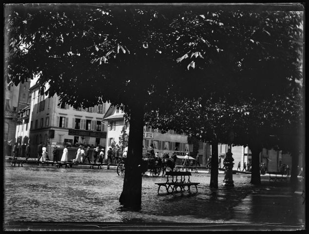 Überschwemmter Platz in Luzern