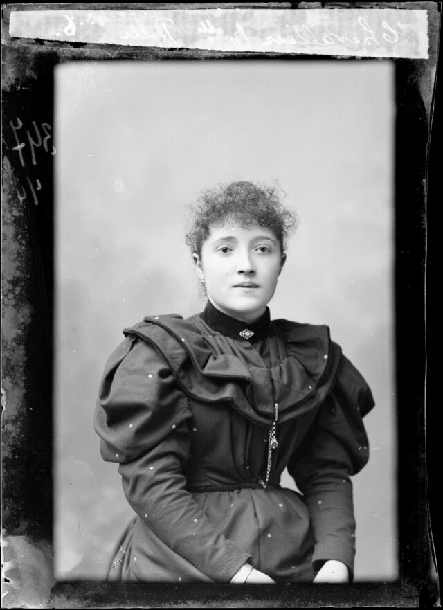 Portrait de Mademoiselle Chevallier, Rolle