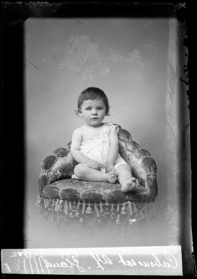 Portrait d'un bébé Caboussat, Gland
