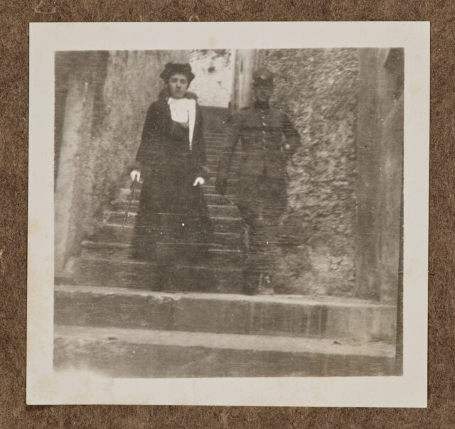 Inglin mit Dame auf Steintreppe