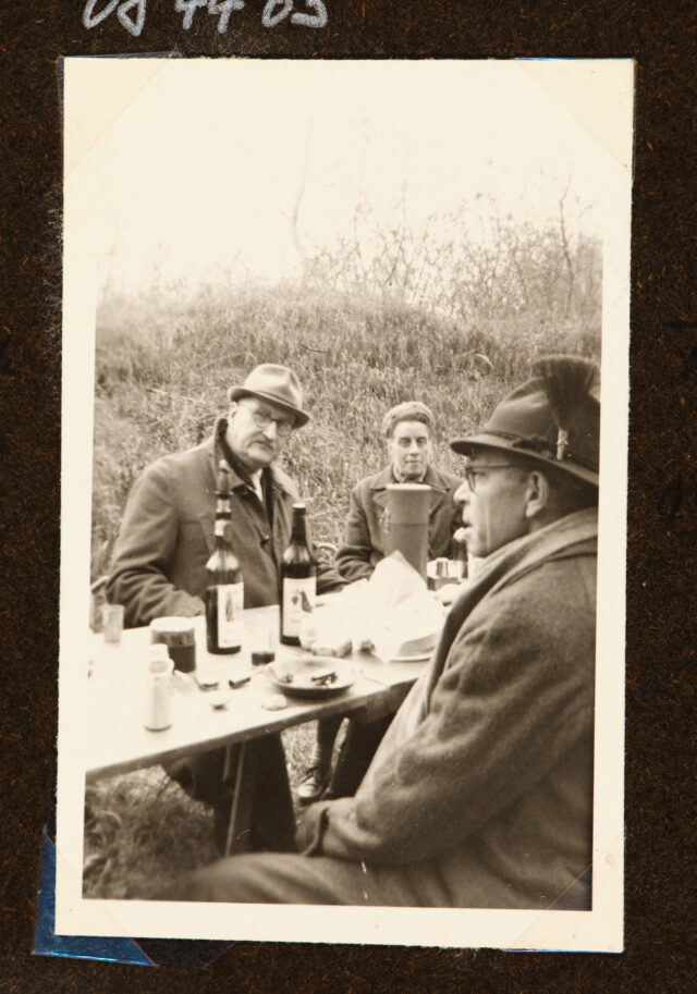 Jäger an Tisch sitzend