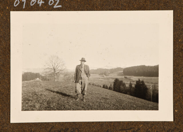 Meinrad Inglin in Wiese stehend