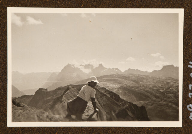 Bettina Zweifel vor Bergpanorama