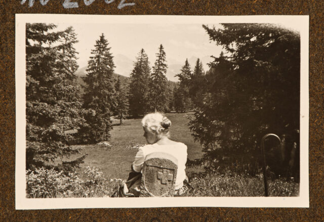 Bettina Zweifel vor Wiese mit Wald