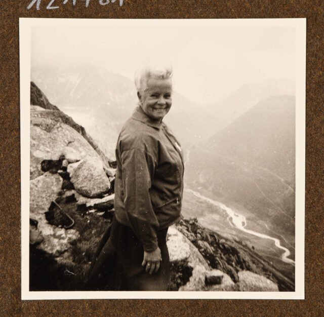 Bettina Zweifel vor Bergpanorama