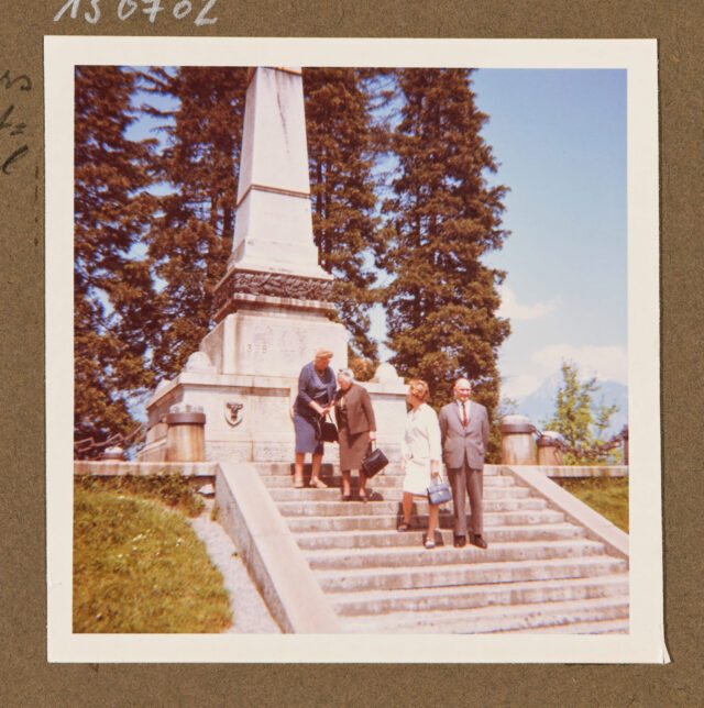 Vier Personen vor Denkmal (Bettina Zweifel 2.v.l.?)