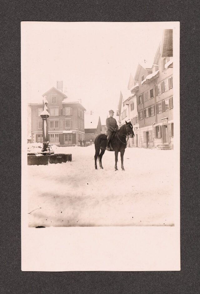 Meinrad Inglin auf Pferd in Wassen (?)
