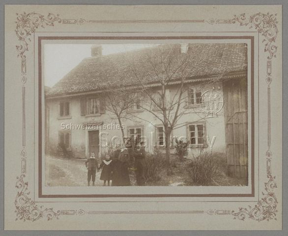 Familie vor Haus mit Anschrift "Zum alten Kempfhof 1875", wahrscheinlich Würenlos, um 1900