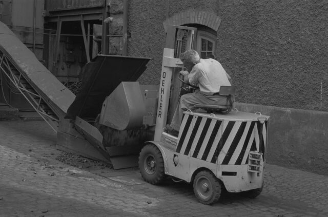 Elektrischer Sitzgabelstapler 1255 mit Schaufel, hergestellt von Oehler für Gaswerk Aarau